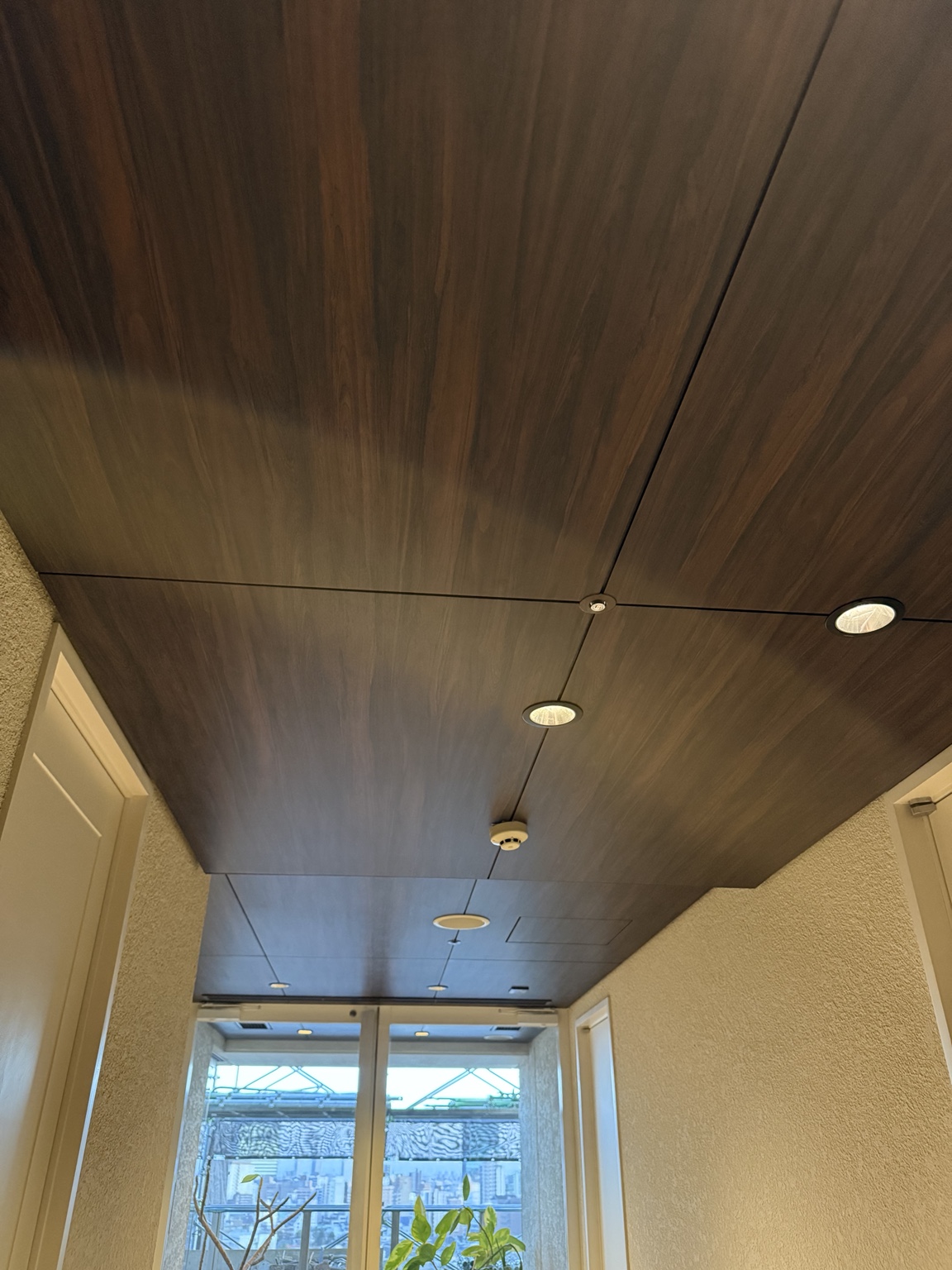 木目調の天井で、空間に重厚感を:COMPLETED