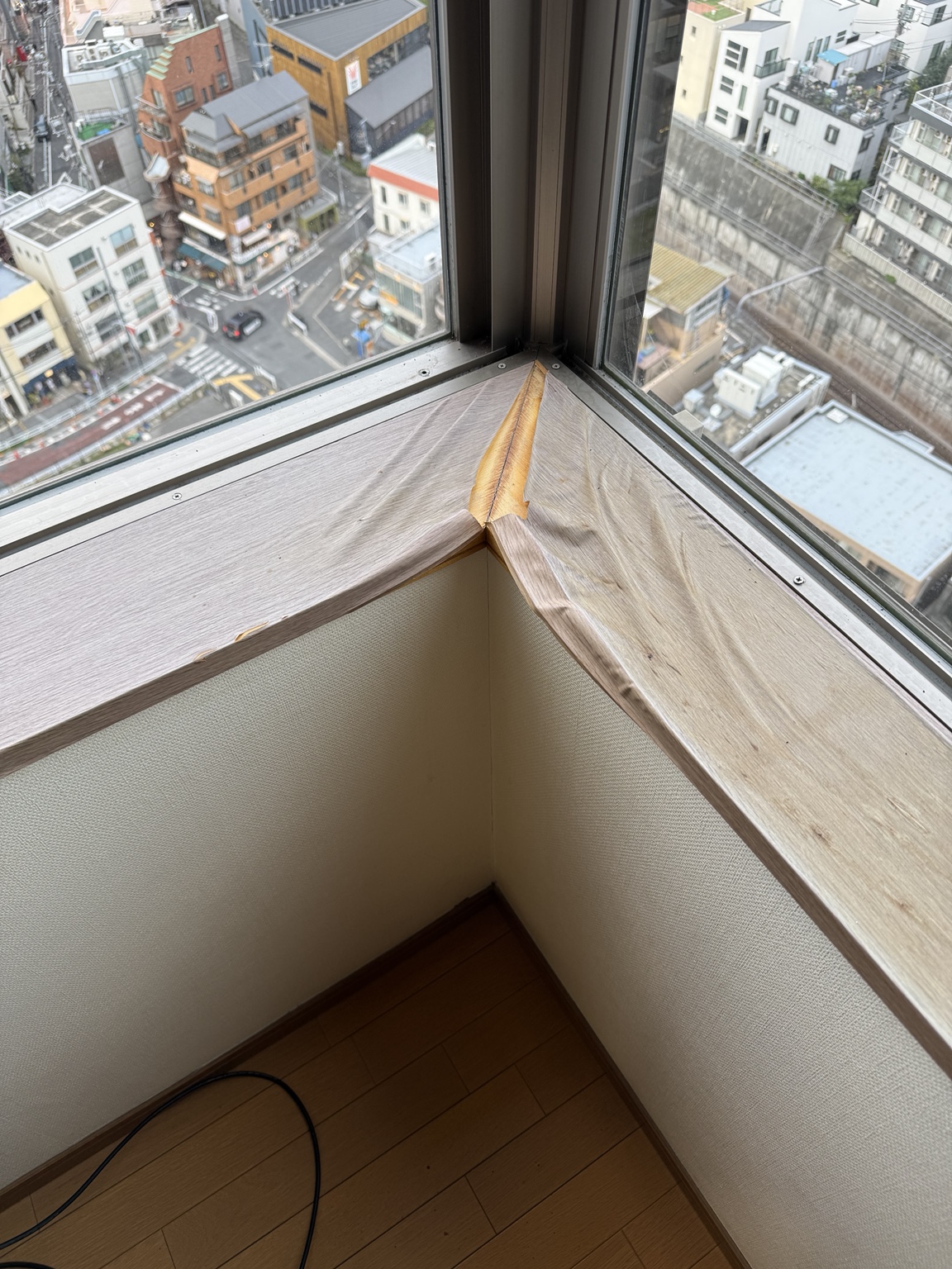 傷みの目立つ窓台を、木目調で美しく:BEFORE
